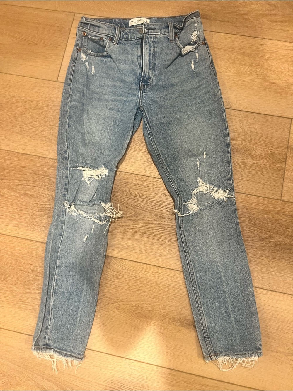 Abercrombie & Fitch High Rise Skinny. Distressed wash. 4/27